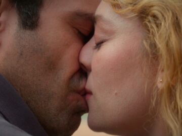 &iexcl;El beso m&aacute;s esperado! Evren y Bahar se dejan llevar por la pasi&oacute;n mientras Timur y S&uuml;reyya los observan