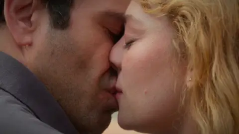 ¡El beso más esperado! Evren y Bahar se dejan llevar por la pasión mientras Timur y Süreyya los observan ¡El beso más esperado! Evren y Bahar se dejan llevar por la pasión mientras Timur y Süreyya los observan