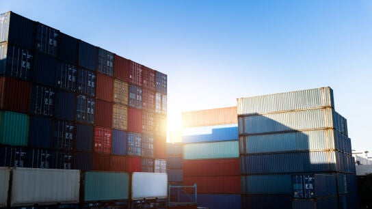 Contenedores de productos en los puertos