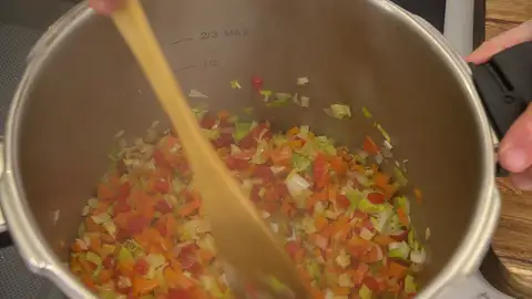 Introduce las hortalizas en la olla Introduce las hortalizas en la olla