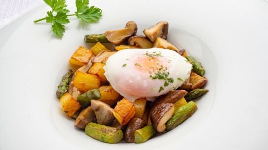 Huevos escalfados con setas, esp&aacute;rragos verdes y patatas, de Argui&ntilde;ano: "Puede ser una cena excelente"