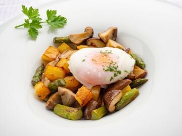 Huevos escalfados con setas, espárragos verdes y patatas, de Arguiñano: "Puede ser una cena excelente"