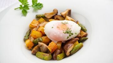 Huevos escalfados con setas, espárragos verdes y patatas, de Arguiñano: "Puede ser una cena excelente"