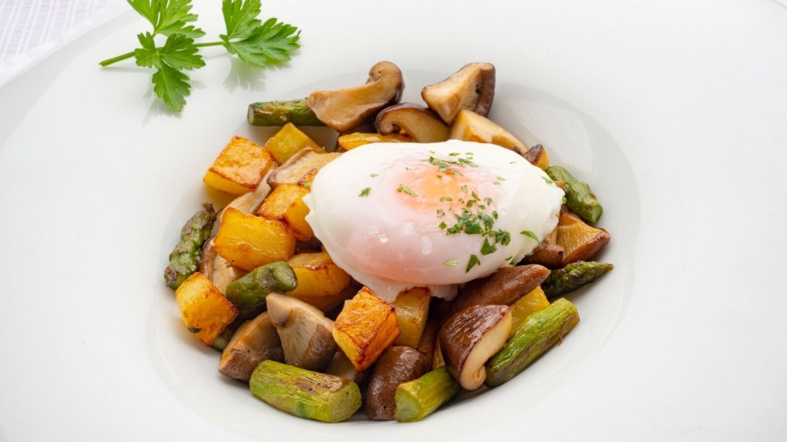 Huevos escalfados con setas, espárragos verdes y patatas, de Arguiñano: 