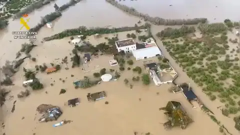 Carreteras inundadas, coches flotando... Las caóticas imágenes aéreas que deja la borrasca Laurence en Andalucía Carreteras inundadas, coches flotando... Las caóticas imágenes aéreas que deja la borrasca Laurence en Andalucía