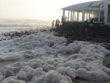 Fotografía de archivo donde se ve la espuma en la playa