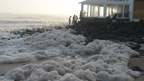 Fotografía de archivo donde se ve la espuma en la playa Fotografía de archivo donde se ve la espuma en la playa