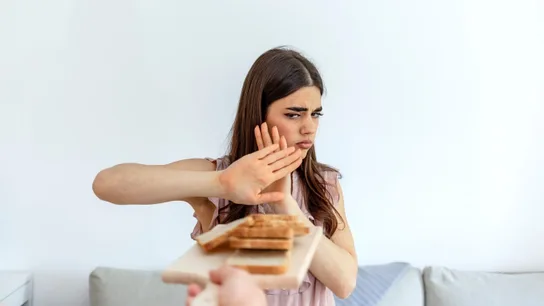 Mujer que se niega a comer pan blanco Mujer que se niega a comer pan blanco