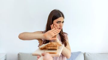 Mujer que se niega a comer pan blanco