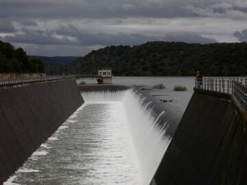 Embalse de San Rafael de Navallana en Córdoba que vierte sus aguas al río Guadalmellato, afluente del Guadalquivir