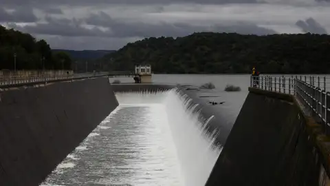 Embalse de San Rafael de Navallana en Córdoba que vierte sus aguas al río Guadalmellato, afluente del Guadalquivir Embalse de San Rafael de Navallana en Córdoba que vierte sus aguas al río Guadalmellato, afluente del Guadalquivir