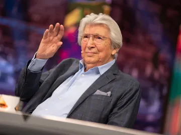 Manuel Alejandro desvela cómo fue componer para Rocío Jurado: "Yo era el que amaba con la fuerza de los mares" Manuel Alejandro desvela cómo fue componer para Rocío Jurado: "Yo era el que amaba con la fuerza de los mares"