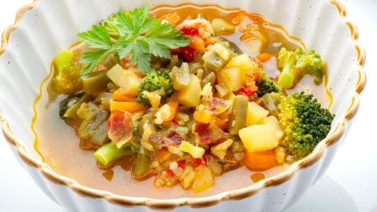 Sopa de arroz integral con verduras y jam&oacute;n