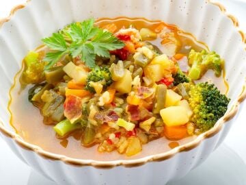 Sopa de arroz integral con verduras y jamón
