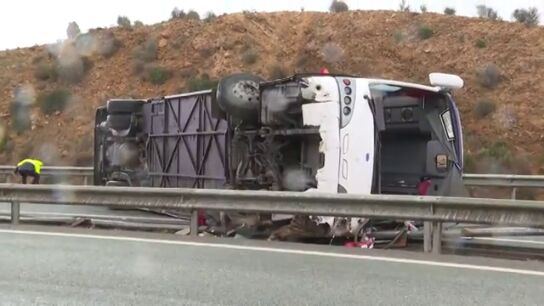 Al menos 6 personas heridas al volcar un autob&uacute;s del Imserso en la A-7, en la salida de Cabezo de Torres, en Murcia