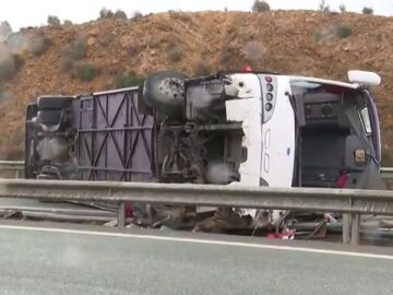 Al menos 6 personas heridas al volcar un autobús del Imserso en la A-7, en la salida de Cabezo de Torres, en Murcia