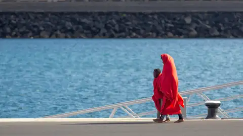Imagen de dos inmigrantes en el puerto de Arracife Imagen de dos inmigrantes en el puerto de Arracife