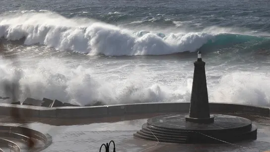 Imagen el oleaje en la localidad costera de Bajamar, en Tenerife Imagen el oleaje en la localidad costera de Bajamar, en Tenerife