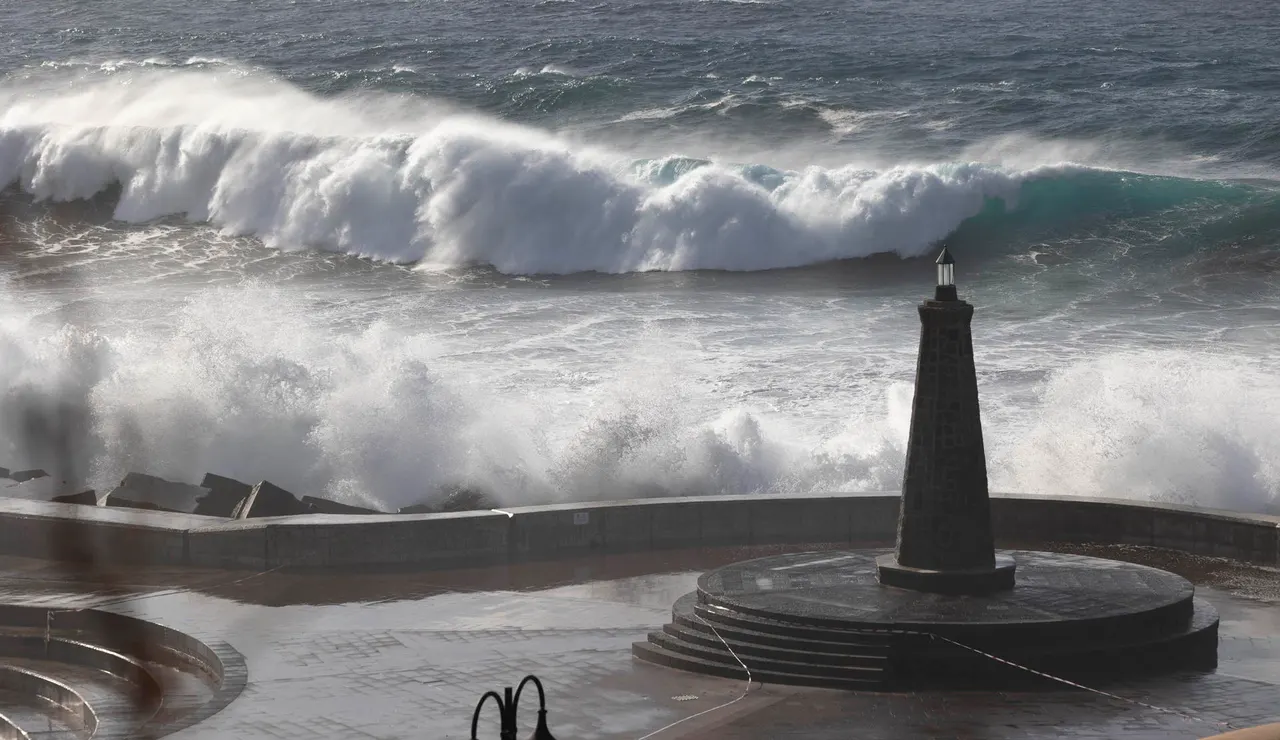 Imagen el oleaje en la localidad costera de Bajamar, en Tenerife