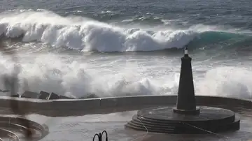 Imagen el oleaje en la localidad costera de Bajamar, en Tenerife Imagen el oleaje en la localidad costera de Bajamar, en Tenerife