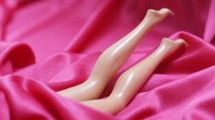 Imagen de archivo de una mu&ntilde;eca sobre una s&aacute;bana rosa