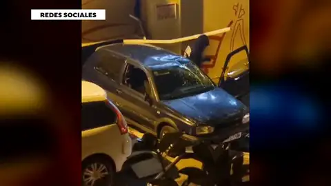 El coche empotrado contra el establecimiento El coche empotrado contra el establecimiento