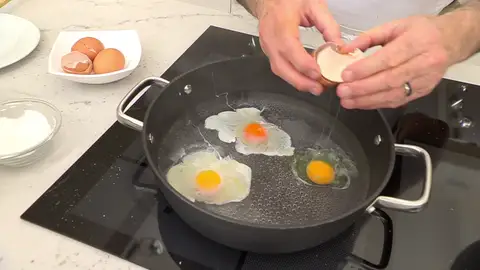 Casca los huevos, introdúcelos en la tartera Casca los huevos, introdúcelos en la tartera