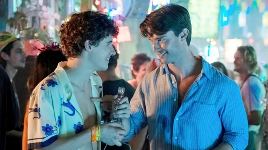 Patrick Schwarzenegger y Sam Nivola como Saxon y Lochlan Ratliff en The White Lotus 3 Patrick Schwarzenegger y Sam Nivola como Saxon y Lochlan Ratliff en The White Lotus 3