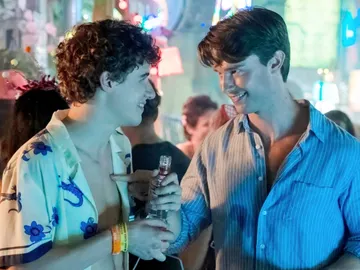 Patrick Schwarzenegger y Sam Nivola como Saxon y Lochlan Ratliff en The White Lotus 3 Patrick Schwarzenegger y Sam Nivola como Saxon y Lochlan Ratliff en The White Lotus 3