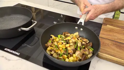 Introdúcelas en el wok, sazónalas y rehógalas Introdúcelas en el wok, sazónalas y rehógalas