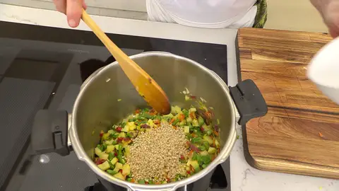 Agrega el arroz y la cúrcuma Agrega el arroz y la cúrcuma