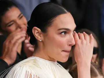 Gal Gadot, emocionada mientras recibe su estrella en el Paseo de la Fama de Hollywood Gal Gadot, emocionada mientras recibe su estrella en el Paseo de la Fama de Hollywood