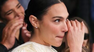 Gal Gadot, emocionada mientras recibe su estrella en el Paseo de la Fama de Hollywood