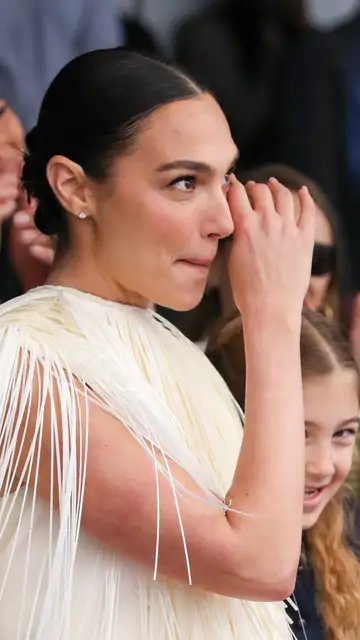 Gal Gadot, emocionada mientras recibe su estrella en el Paseo de la Fama de Hollywood Gal Gadot, emocionada mientras recibe su estrella en el Paseo de la Fama de Hollywood