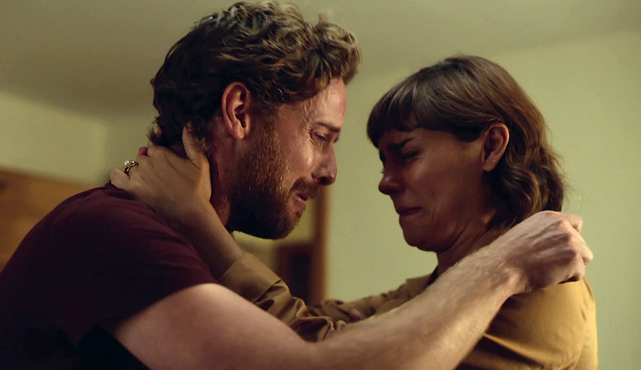 Beth descubre la verdad y corre a casa de Adam en medio de la noche… ¿cuál será su próximo paso?