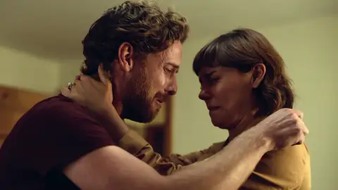 Beth descubre la verdad y corre a casa de Adam en medio de la noche… ¿cuál será su próximo paso? Beth descubre la verdad y corre a casa de Adam en medio de la noche… ¿cuál será su próximo paso?