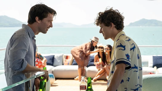 Patrick Schwarzenegger y Sam Nivola como Saxon y Lochlan Ratliff en The White Lotus 3 Patrick Schwarzenegger y Sam Nivola como Saxon y Lochlan Ratliff en The White Lotus 3