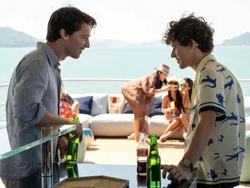 Patrick Schwarzenegger y Sam Nivola como Saxon y Lochlan Ratliff en The White Lotus 3 Patrick Schwarzenegger y Sam Nivola como Saxon y Lochlan Ratliff en The White Lotus 3