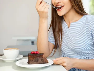 Mujer comiendo tarta de chocolate Mujer comiendo tarta de chocolate