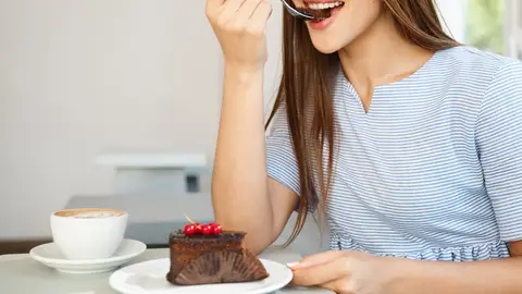 Mujer comiendo tarta de chocolate Mujer comiendo tarta de chocolate