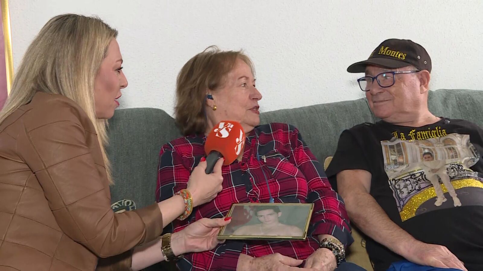 Los abuelos de Omar Montes se rompen en lágrimas al hablar de él: 