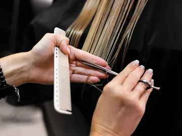 Peluquera cortando el pelo Peluquera cortando el pelo