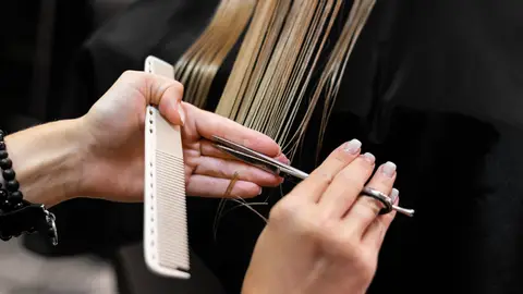 Peluquera cortando el pelo Peluquera cortando el pelo