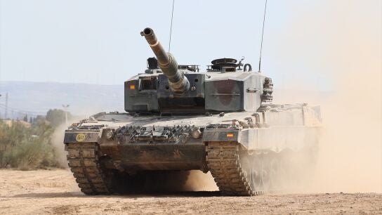 Uno de los carros de combate Leopard 2A4