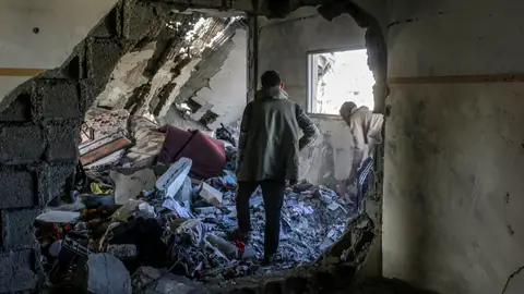 Palestinos inspeccionan una zona de la escuela Al Tabien destruida Palestinos inspeccionan una zona de la escuela Al Tabien destruida