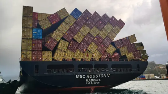El portacontenedores MSC Houston V tras sufrir el golpe de mar El portacontenedores MSC Houston V tras sufrir el golpe de mar
