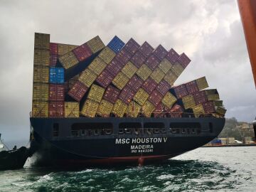 El portacontenedores MSC Houston V tras sufrir el golpe de mar