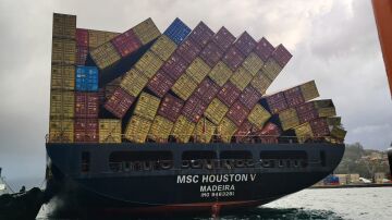 El portacontenedores MSC Houston V tras sufrir el golpe de mar