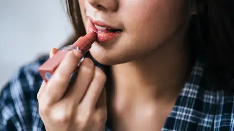 Mujer pintándose los labios Mujer pintándose los labios