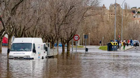 Vista de la AV-900 cortada por la crecida de los ríos Adaja y Chico este viernes en Ávila Vista de la AV-900 cortada por la crecida de los ríos Adaja y Chico este viernes en Ávila